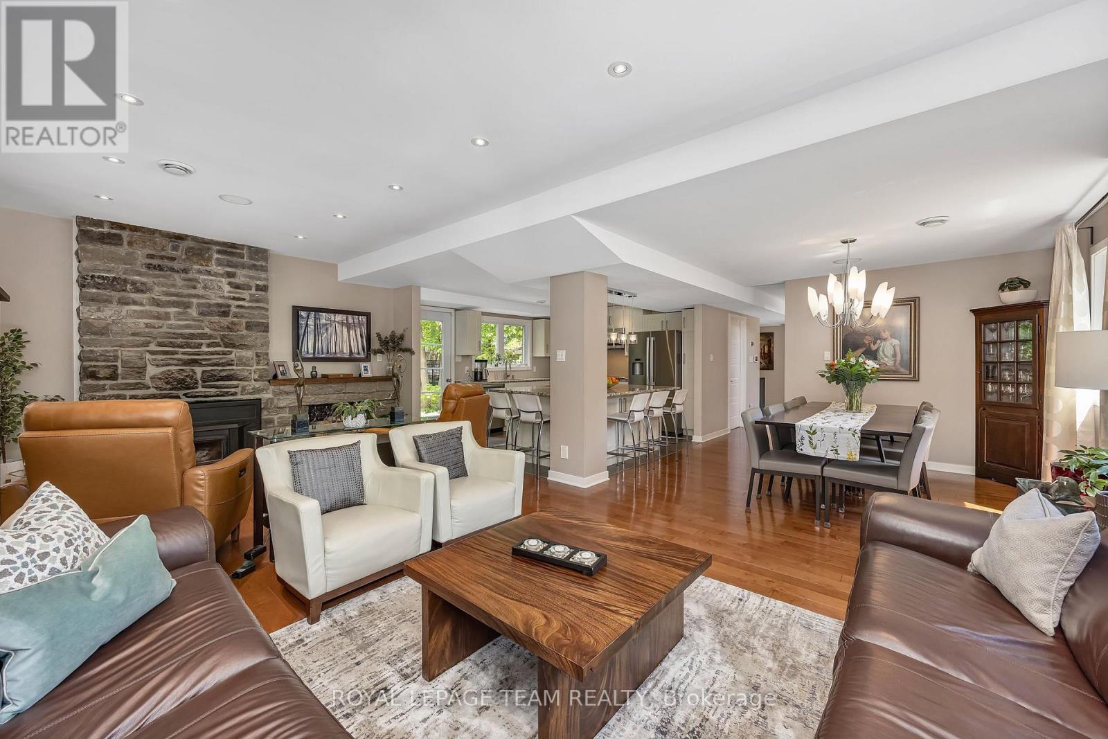 2 Fairhaven Way, Ottawa, ON - Indoor Photo Showing Living Room