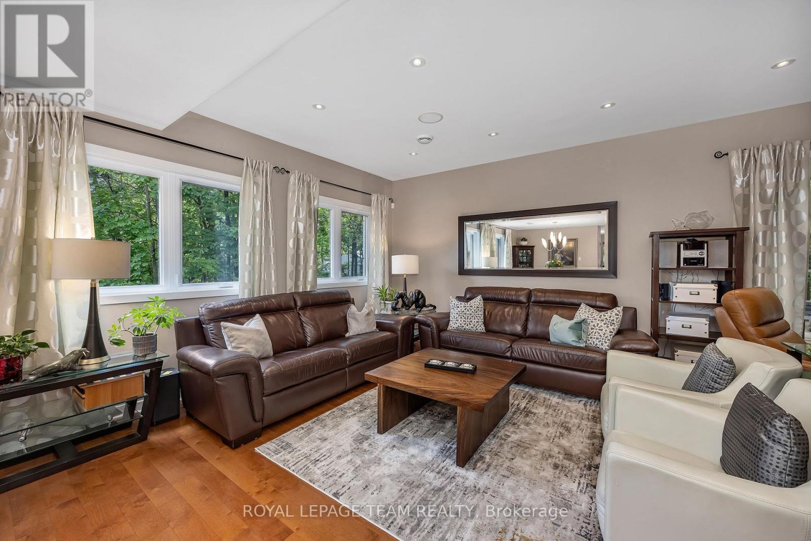 2 Fairhaven Way, Ottawa, ON - Indoor Photo Showing Living Room