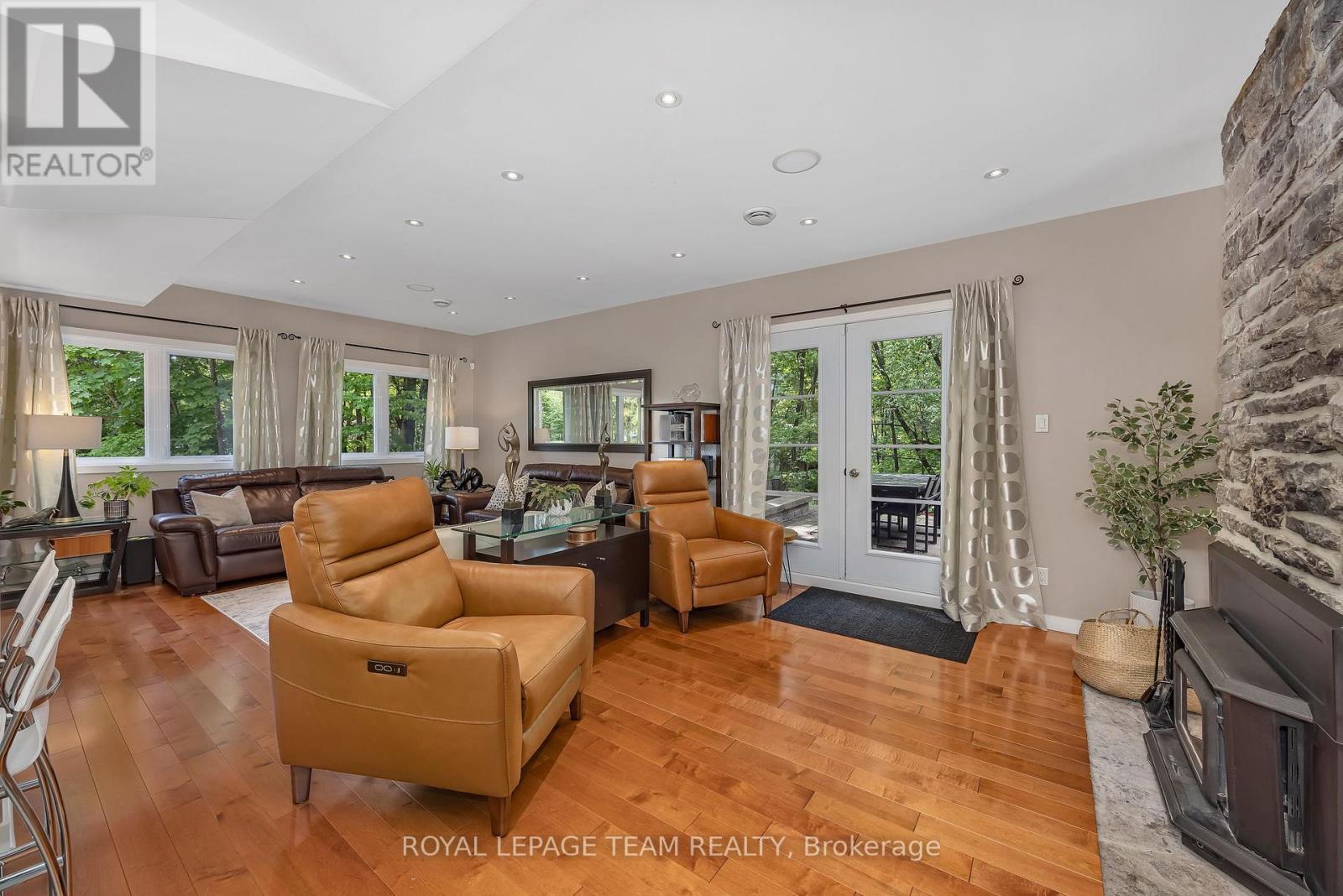 2 Fairhaven Way, Ottawa, ON - Indoor Photo Showing Living Room