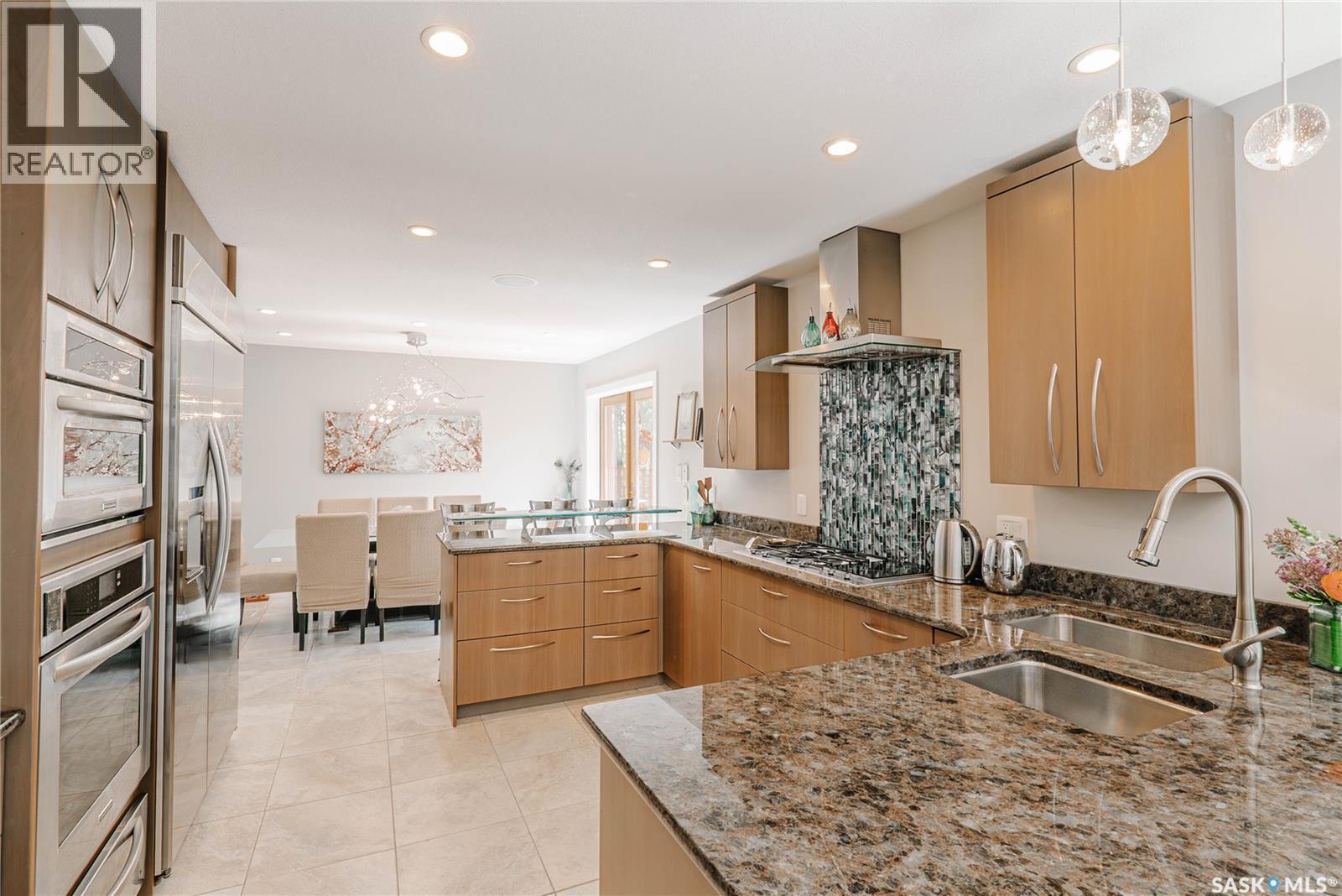 71 Bain Crescent, Saskatoon, SK - Indoor Photo Showing Kitchen With Double Sink With Upgraded Kitchen