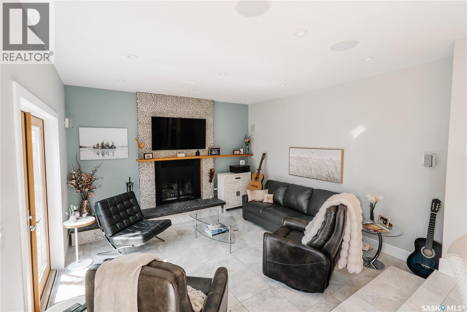 71 Bain Crescent, Saskatoon, SK - Indoor Photo Showing Living Room With Fireplace
