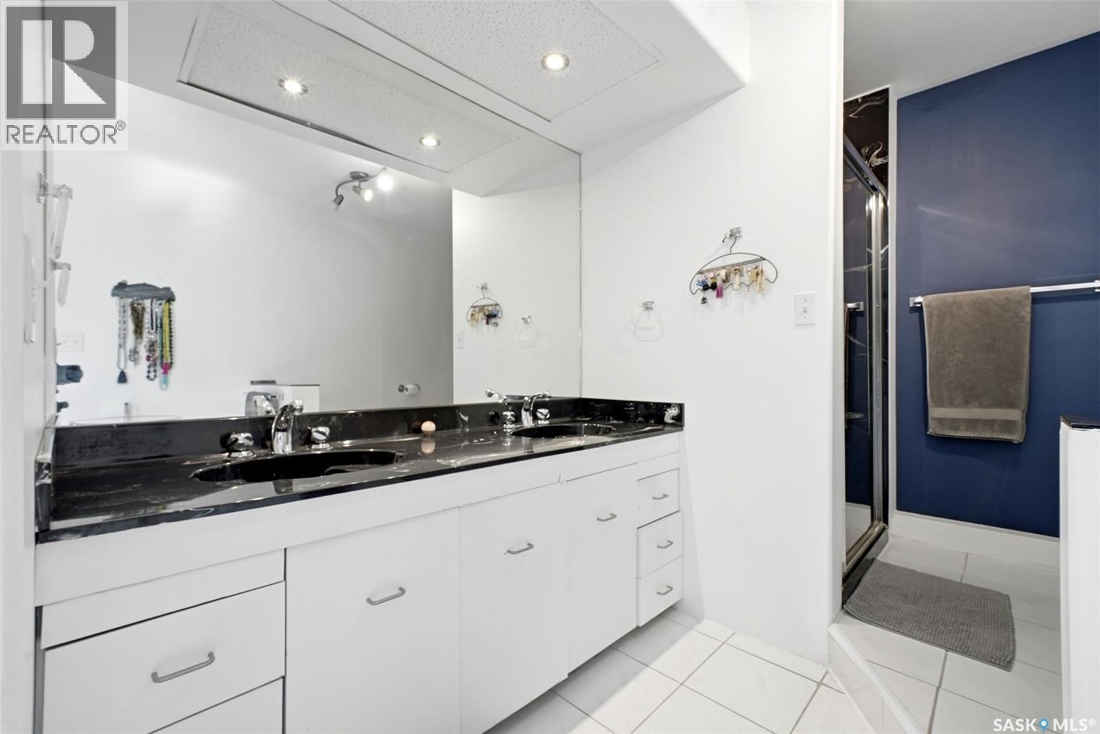 2022 Retallack Street, Regina, SK - Indoor Photo Showing Bathroom