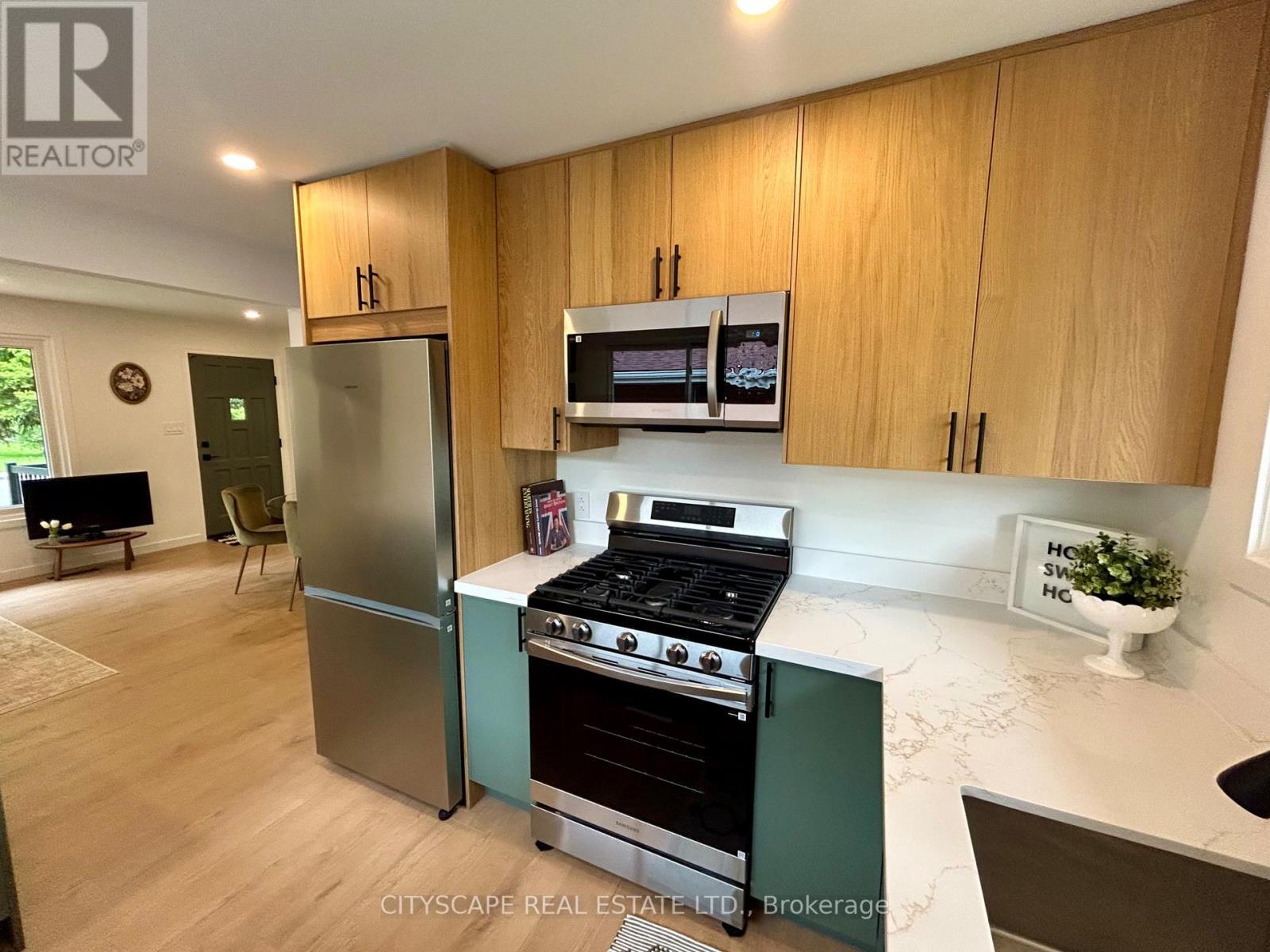 39 Carousel Avenue, Hamilton, ON - Indoor Photo Showing Kitchen