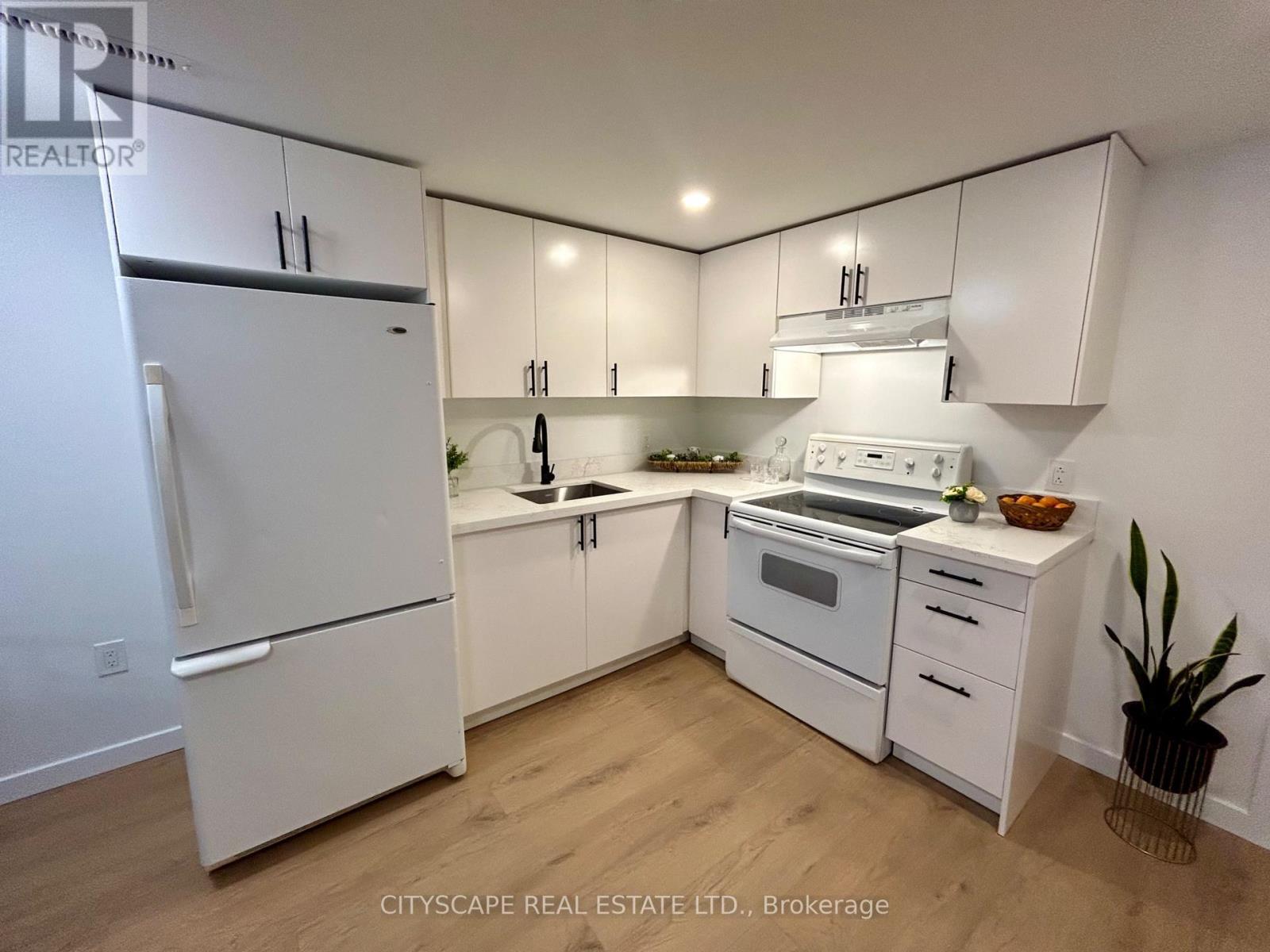 39 Carousel Avenue, Hamilton, ON - Indoor Photo Showing Kitchen