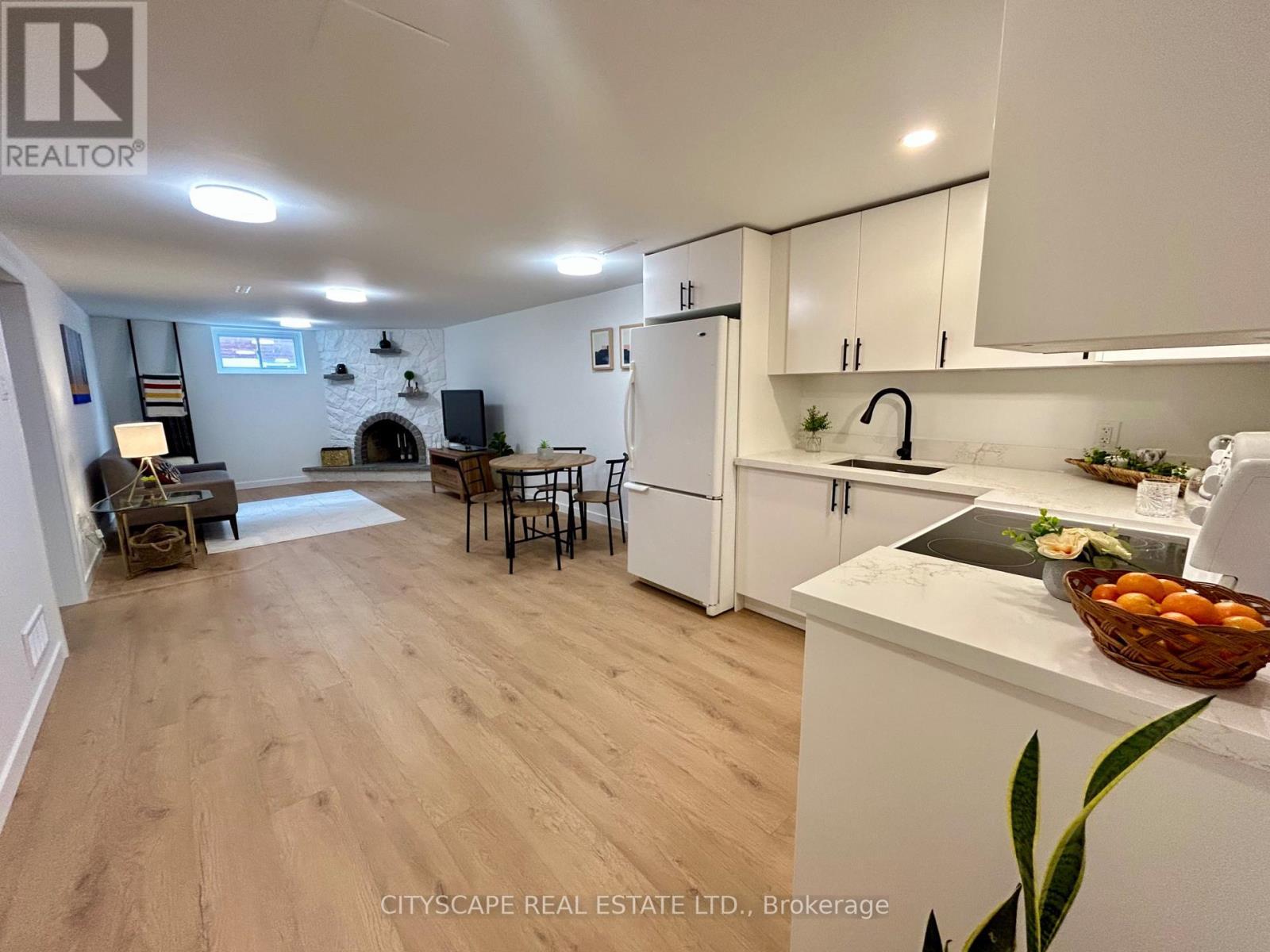 39 Carousel Avenue, Hamilton, ON - Indoor Photo Showing Kitchen
