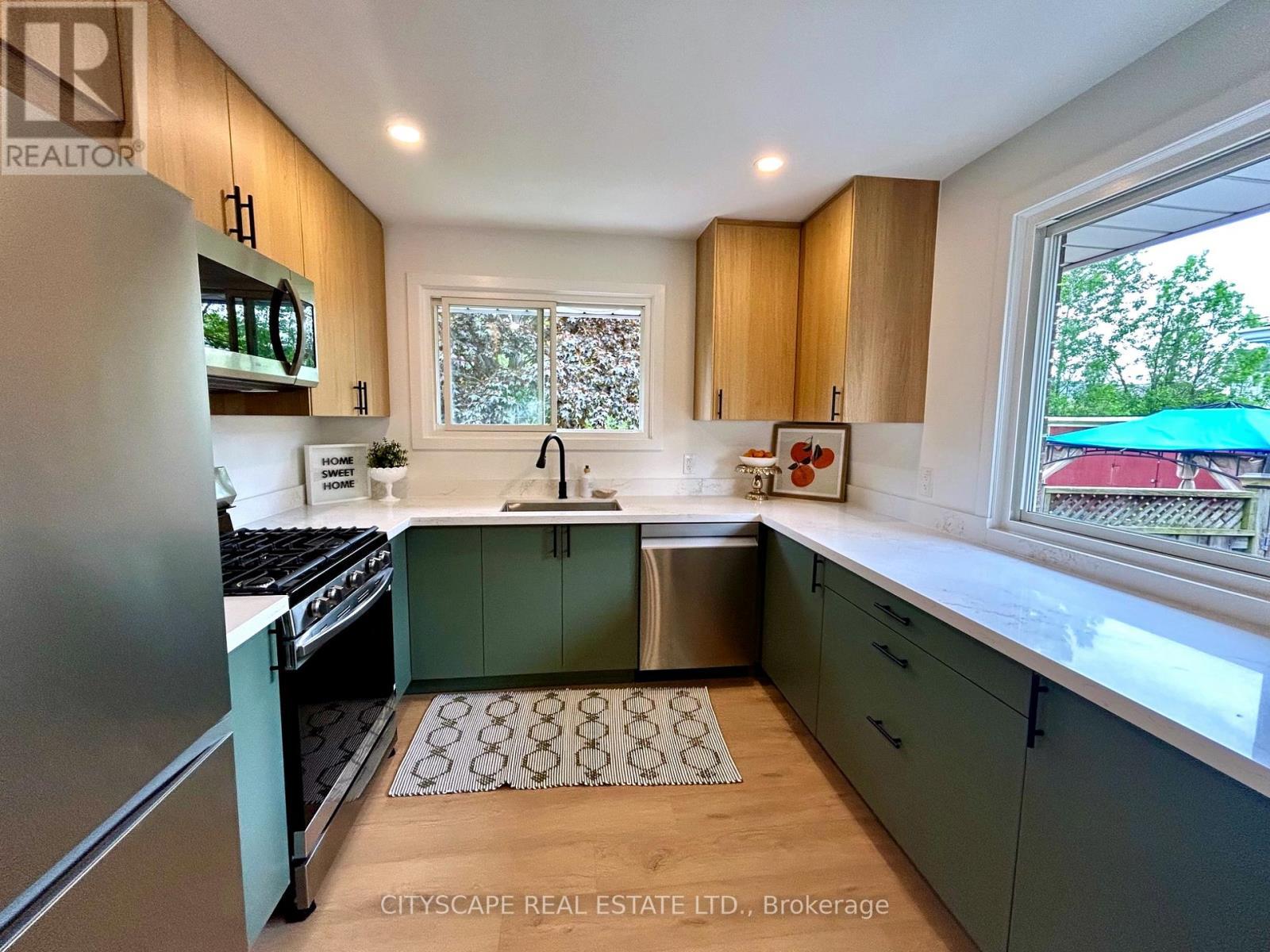 39 Carousel Avenue, Hamilton, ON - Indoor Photo Showing Kitchen