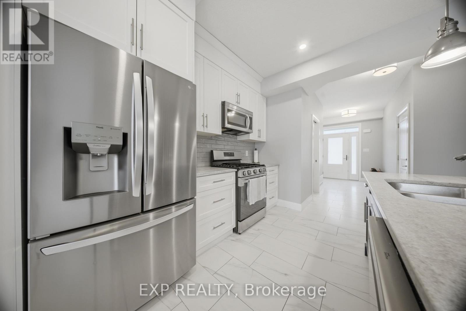 107 Stephenson Way, Minto, ON - Indoor Photo Showing Kitchen With Stainless Steel Kitchen With Upgraded Kitchen