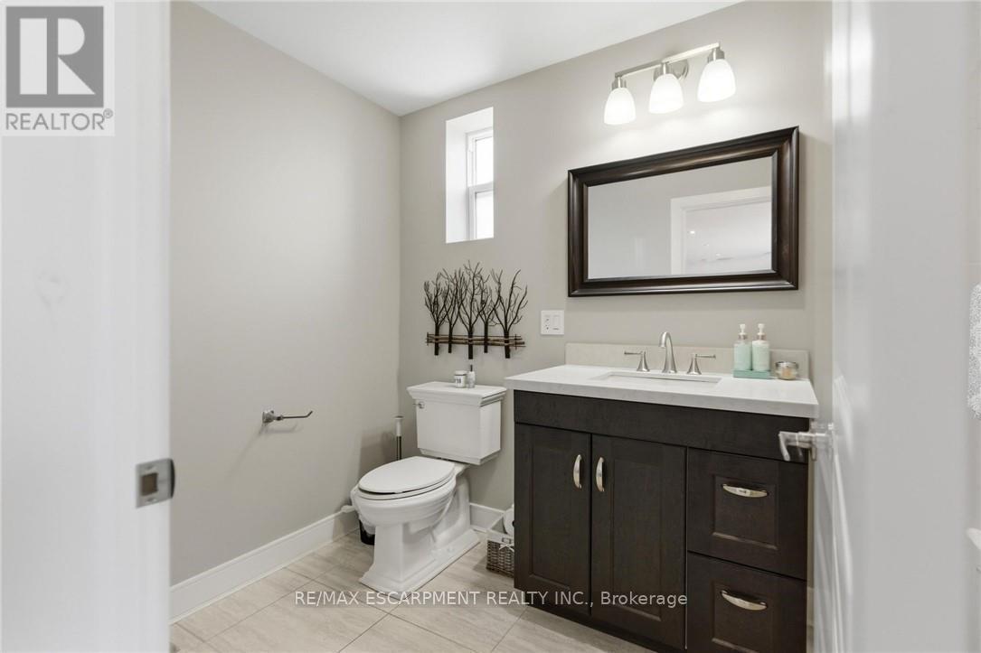 69 Nash Road S, Hamilton, ON - Indoor Photo Showing Bathroom
