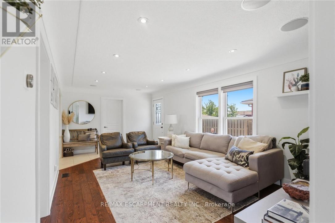 69 Nash Road S, Hamilton, ON - Indoor Photo Showing Living Room