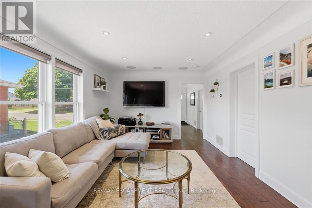 69 Nash Road S, Hamilton, ON - Indoor Photo Showing Living Room