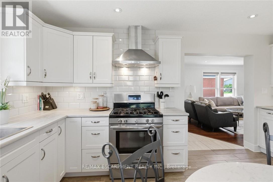 69 Nash Road S, Hamilton, ON - Indoor Photo Showing Kitchen