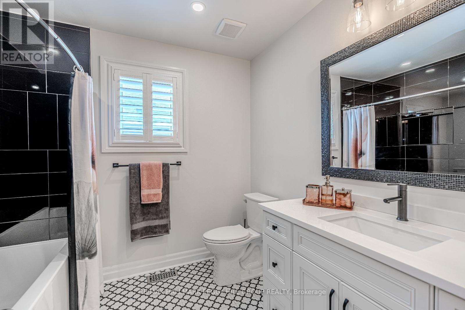 35 Benjamin Lane, Barrie, ON - Indoor Photo Showing Bathroom