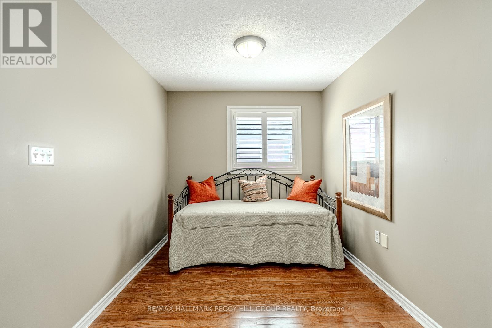 35 Benjamin Lane, Barrie, ON - Indoor Photo Showing Bedroom