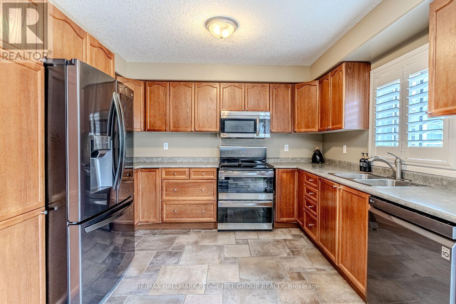 35 Benjamin Lane, Barrie, ON - Indoor Photo Showing Kitchen With Double Sink