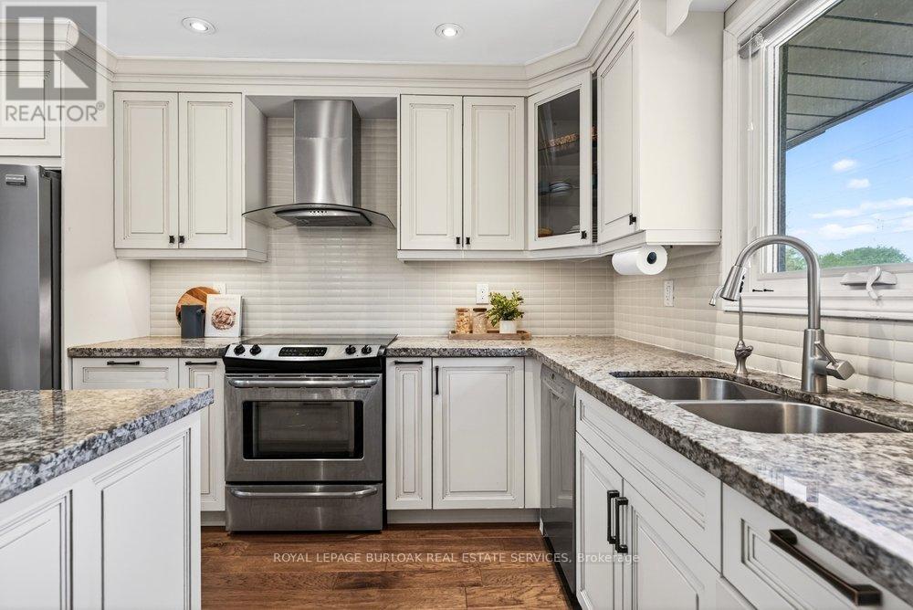 758 Francis Road, Burlington, ON - Indoor Photo Showing Kitchen With Double Sink With Upgraded Kitchen