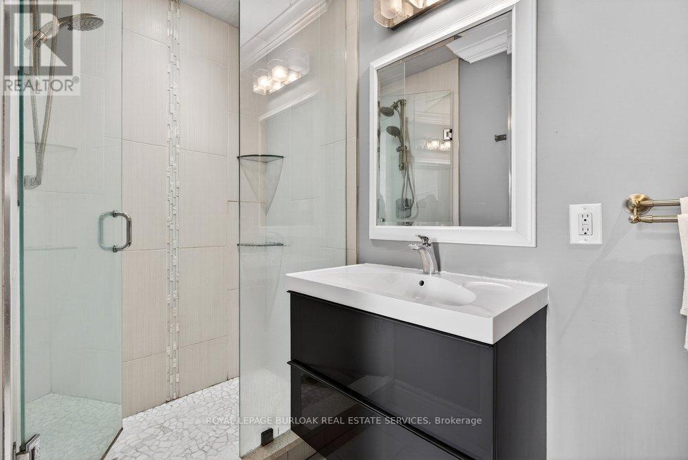 758 Francis Road, Burlington, ON - Indoor Photo Showing Bathroom
