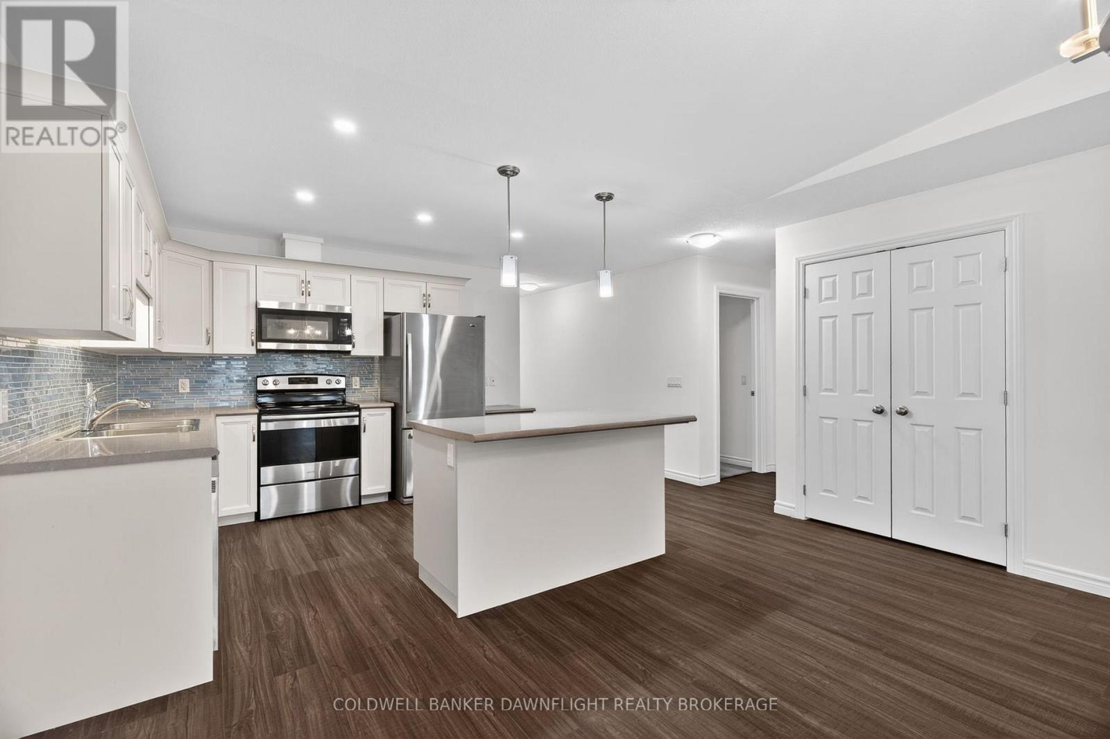 18 Devon Drive, South Huron (Exeter), ON - Indoor Photo Showing Kitchen With Double Sink With Upgraded Kitchen