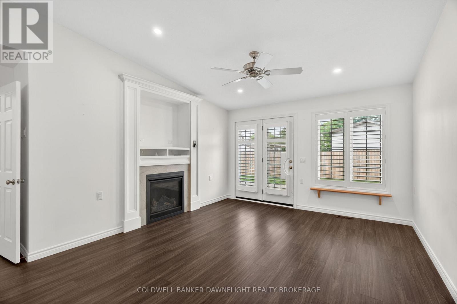 18 Devon Drive, South Huron (Exeter), ON - Indoor With Fireplace