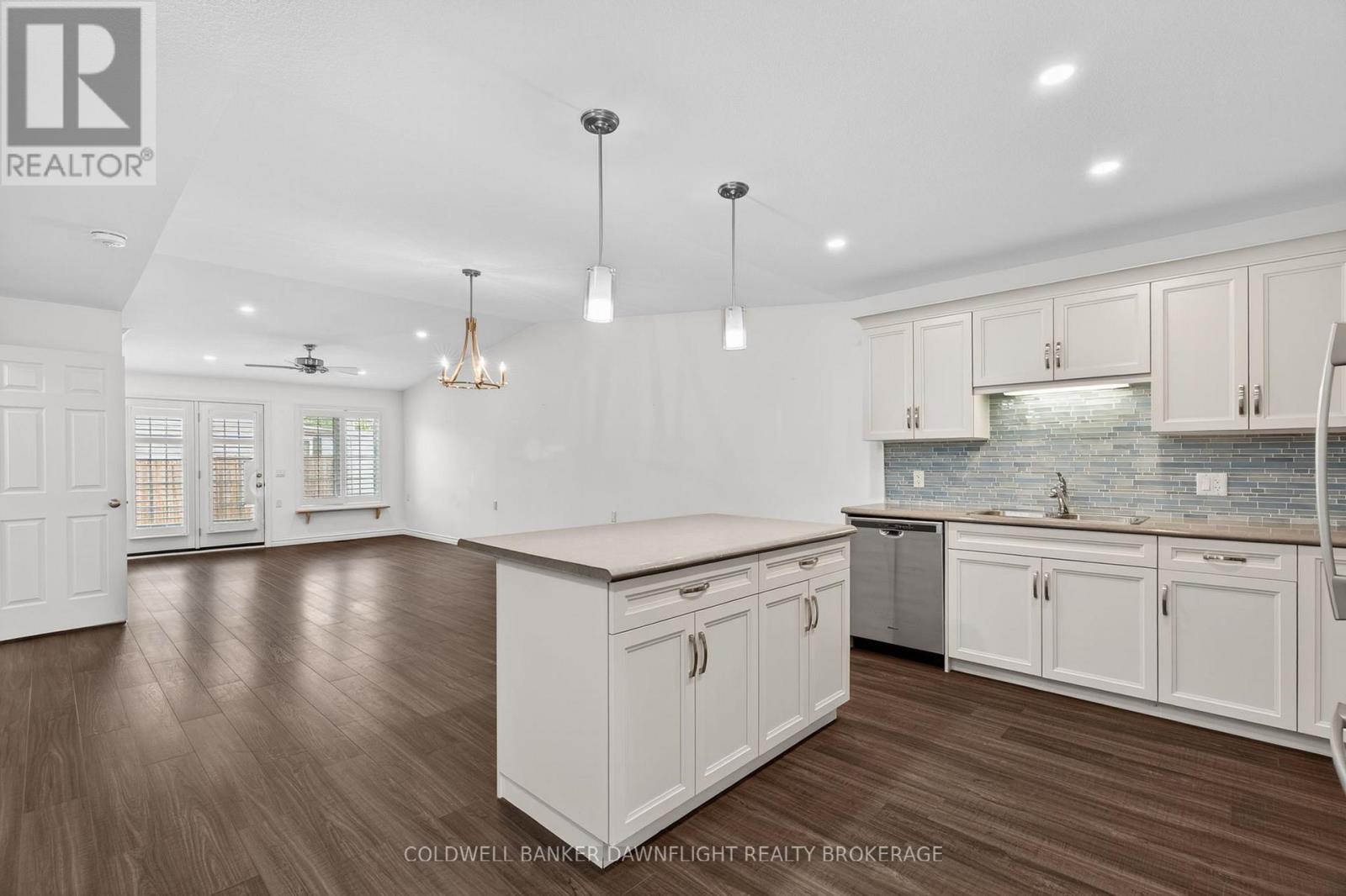 18 Devon Drive, South Huron (Exeter), ON - Indoor Photo Showing Kitchen With Upgraded Kitchen