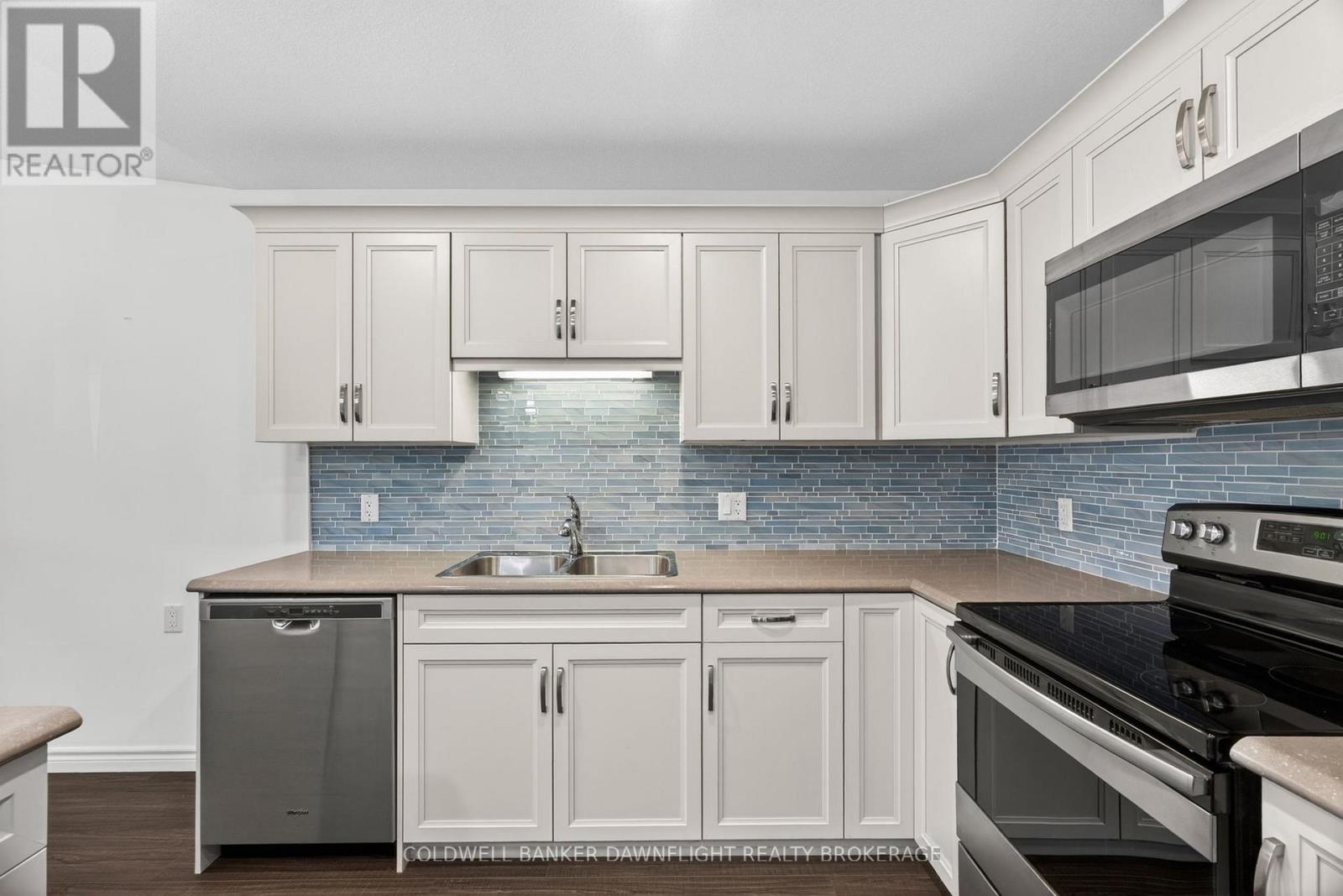 18 Devon Drive, South Huron (Exeter), ON - Indoor Photo Showing Kitchen With Double Sink With Upgraded Kitchen