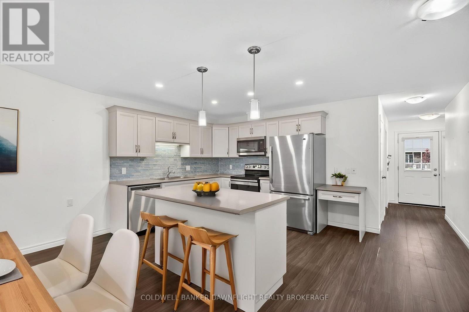 18 Devon Drive, South Huron (Exeter), ON - Indoor Photo Showing Kitchen With Upgraded Kitchen