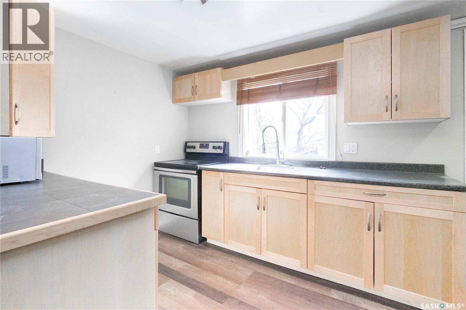 1077 Broder Street, Regina, SK - Indoor Photo Showing Kitchen