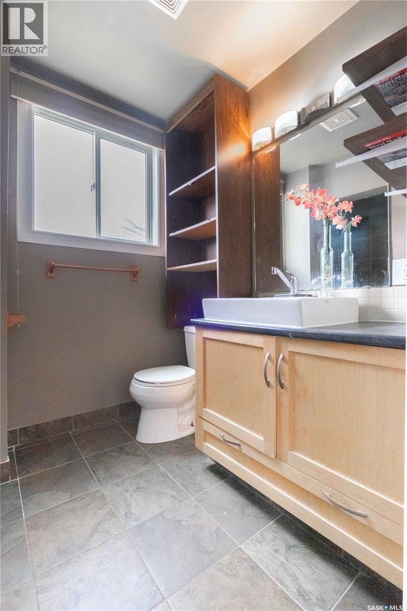1077 Broder Street, Regina, SK - Indoor Photo Showing Bathroom
