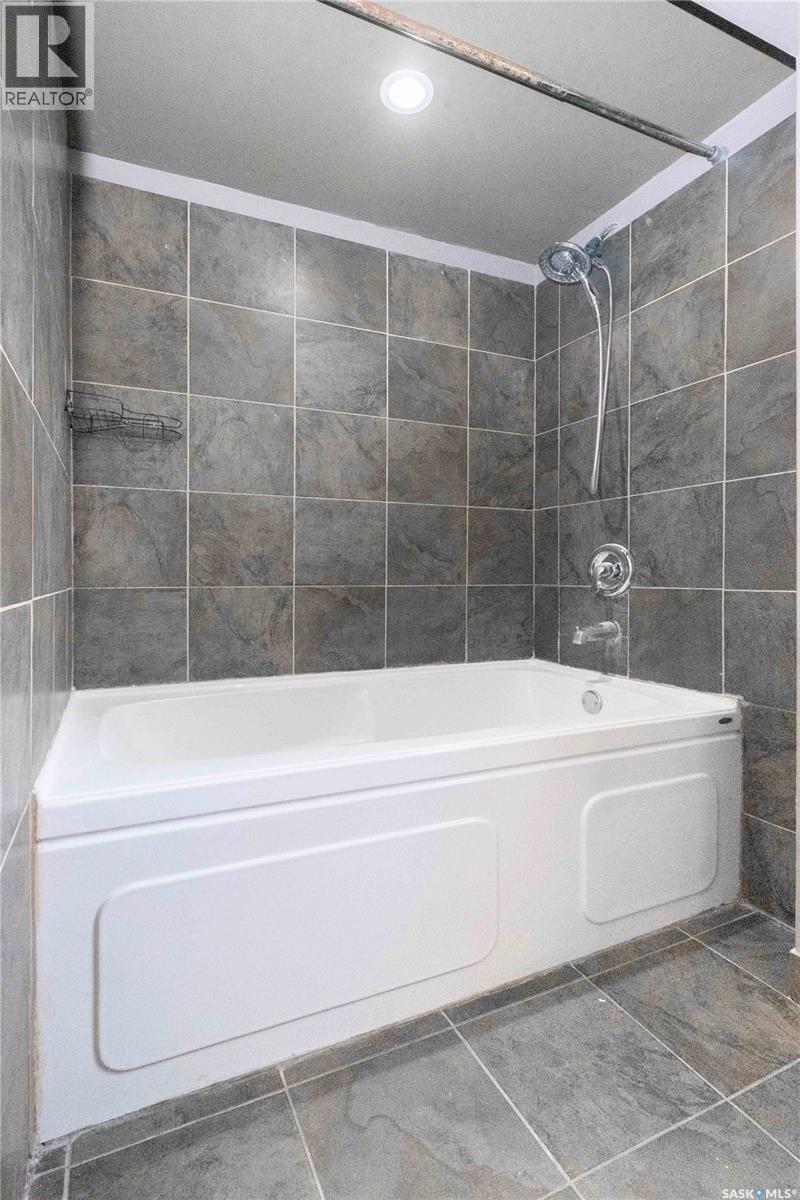 1077 Broder Street, Regina, SK - Indoor Photo Showing Bathroom