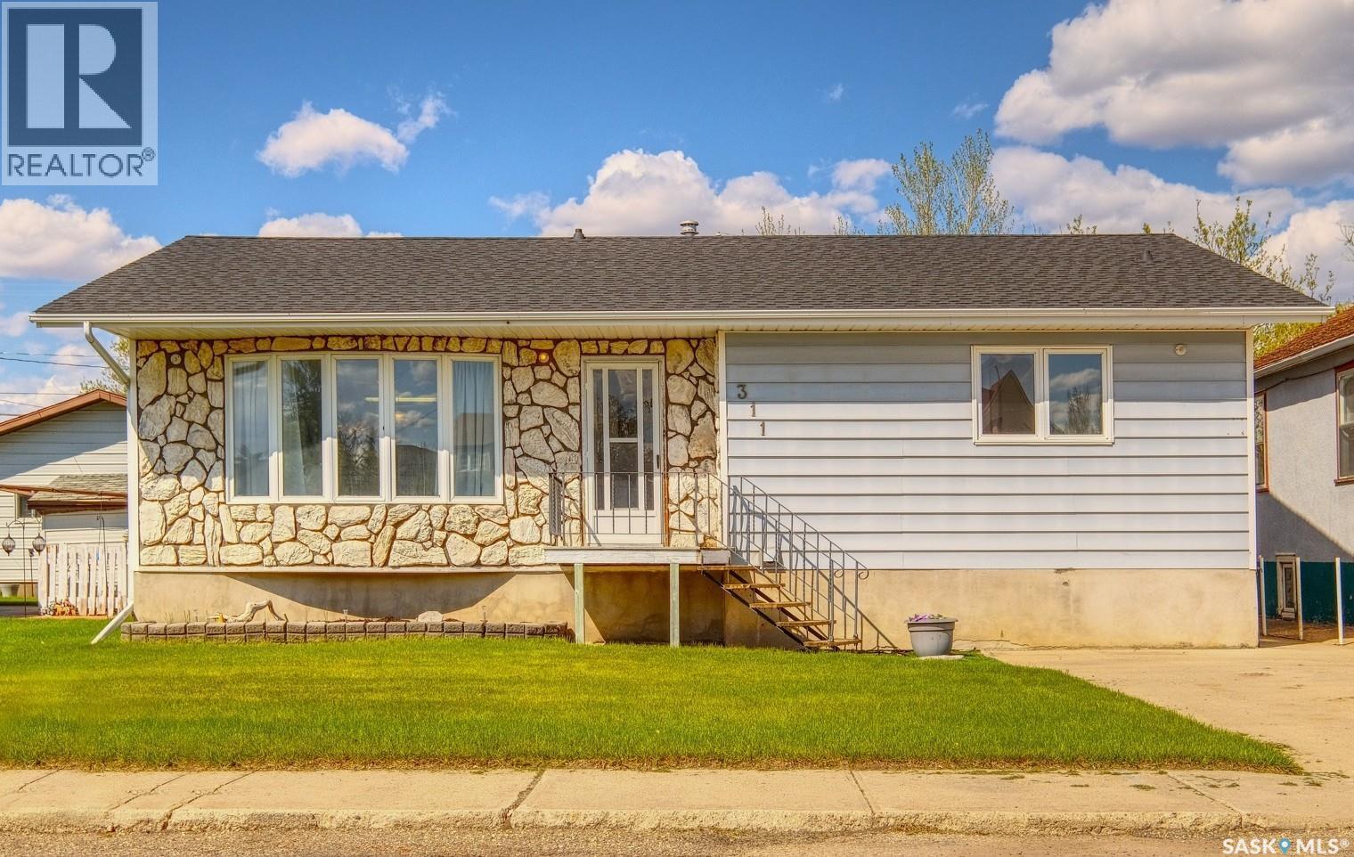 311 4Th Avenue E, Biggar, SK - Outdoor