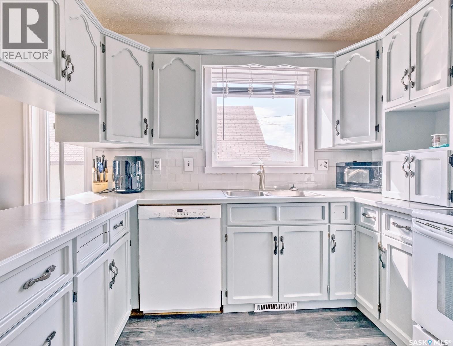311 4Th Avenue E, Biggar, SK - Indoor Photo Showing Kitchen