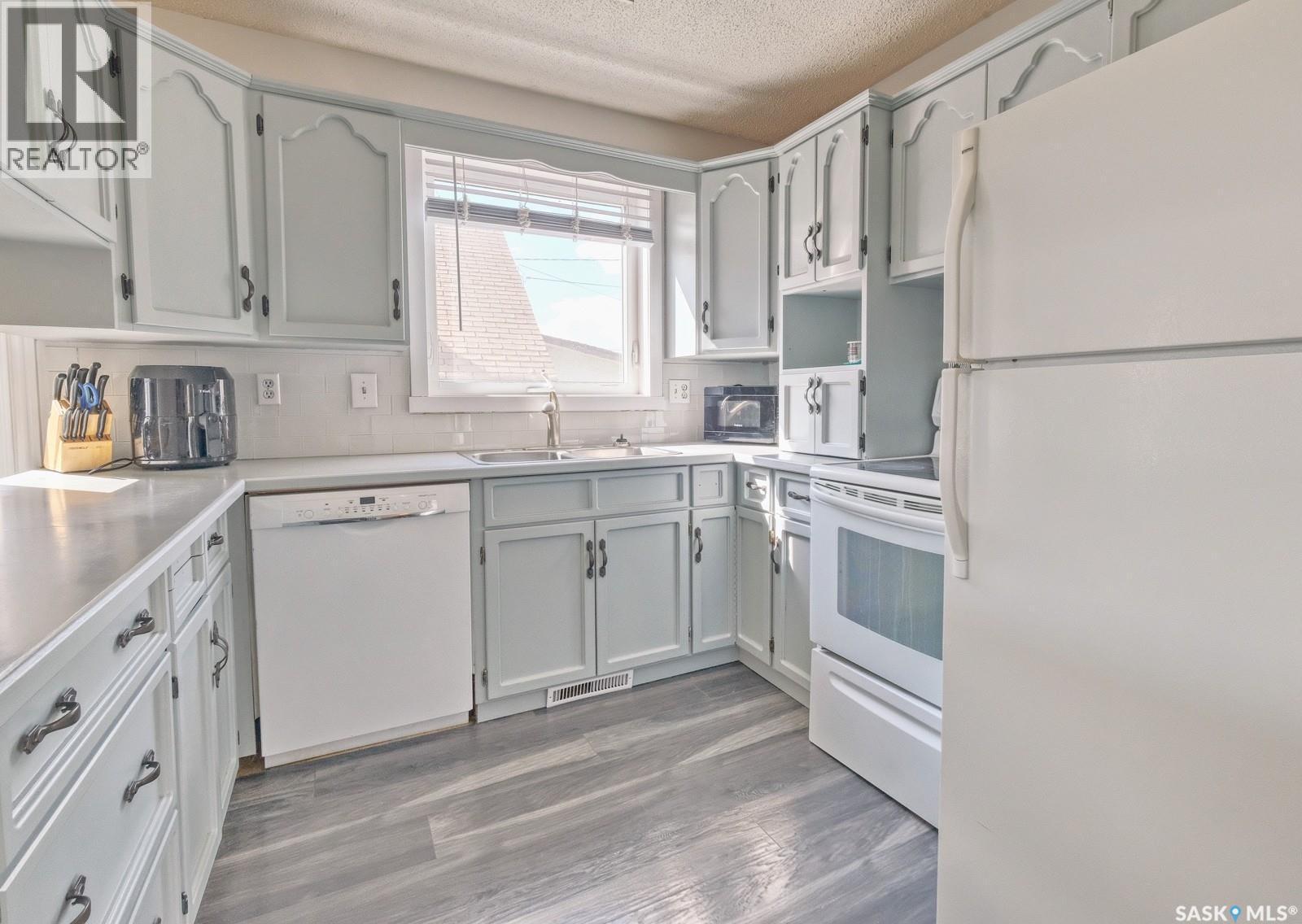 311 4Th Avenue E, Biggar, SK - Indoor Photo Showing Kitchen