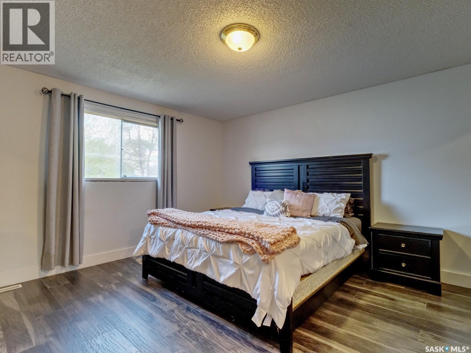311 4Th Avenue E, Biggar, SK - Indoor Photo Showing Bedroom