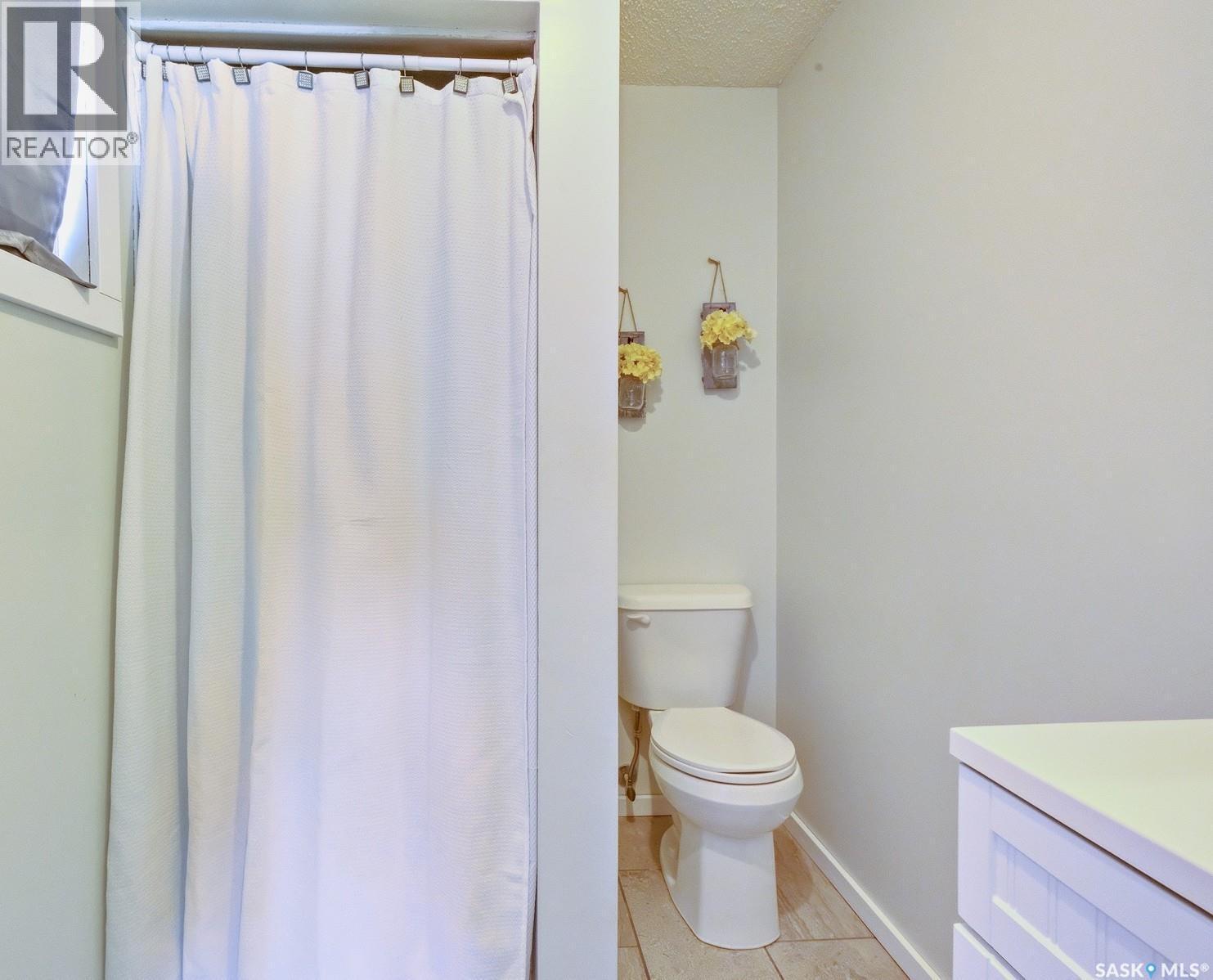 311 4Th Avenue E, Biggar, SK - Indoor Photo Showing Bathroom