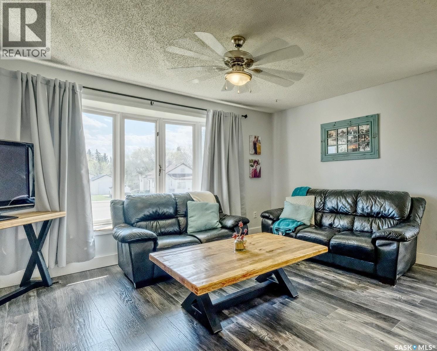 311 4Th Avenue E, Biggar, SK - Indoor Photo Showing Living Room