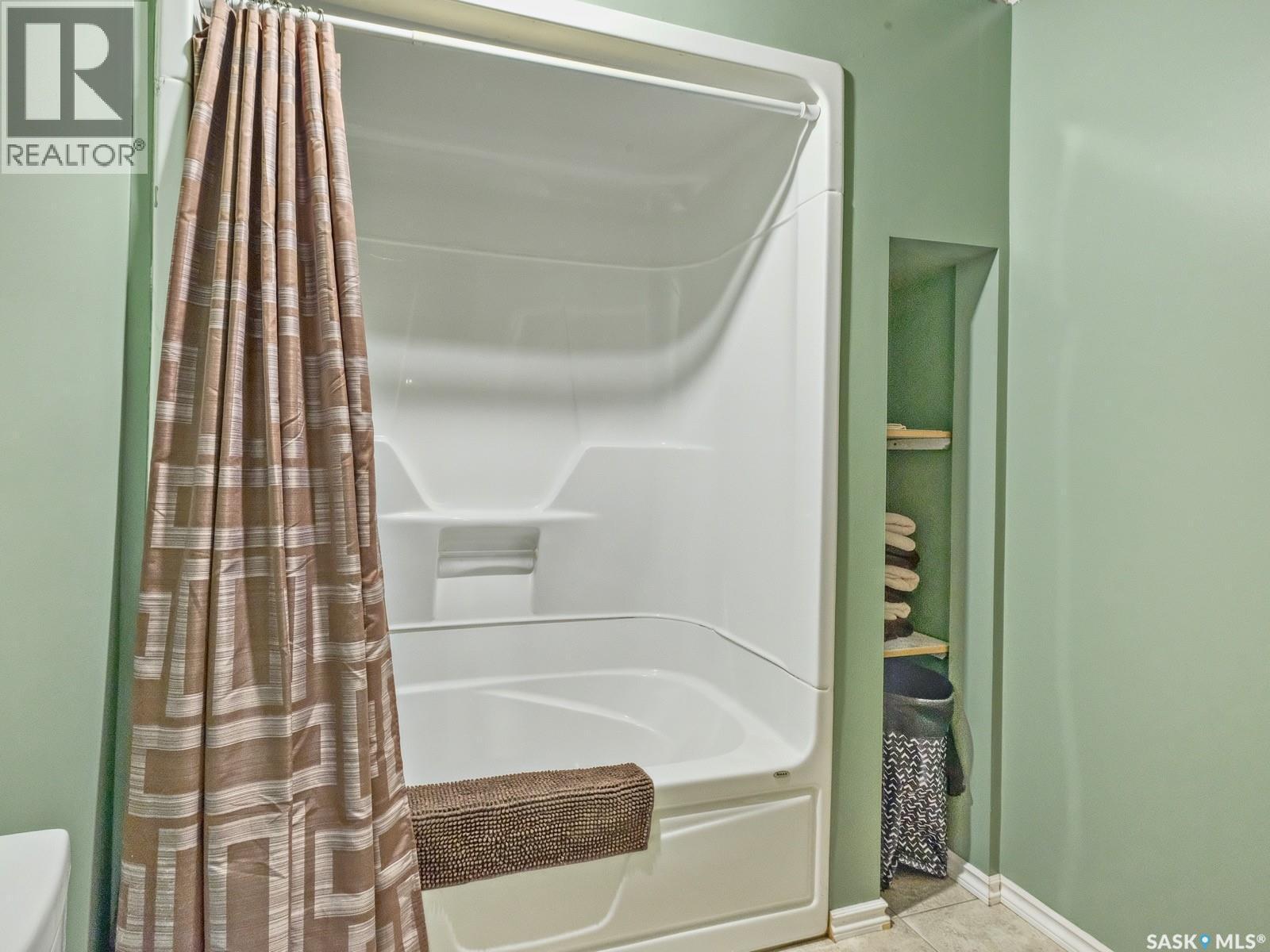 311 4Th Avenue E, Biggar, SK - Indoor Photo Showing Bathroom