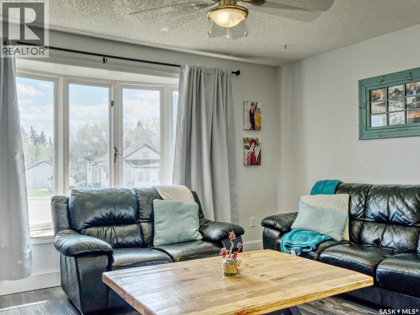 311 4Th Avenue E, Biggar, SK - Indoor Photo Showing Living Room