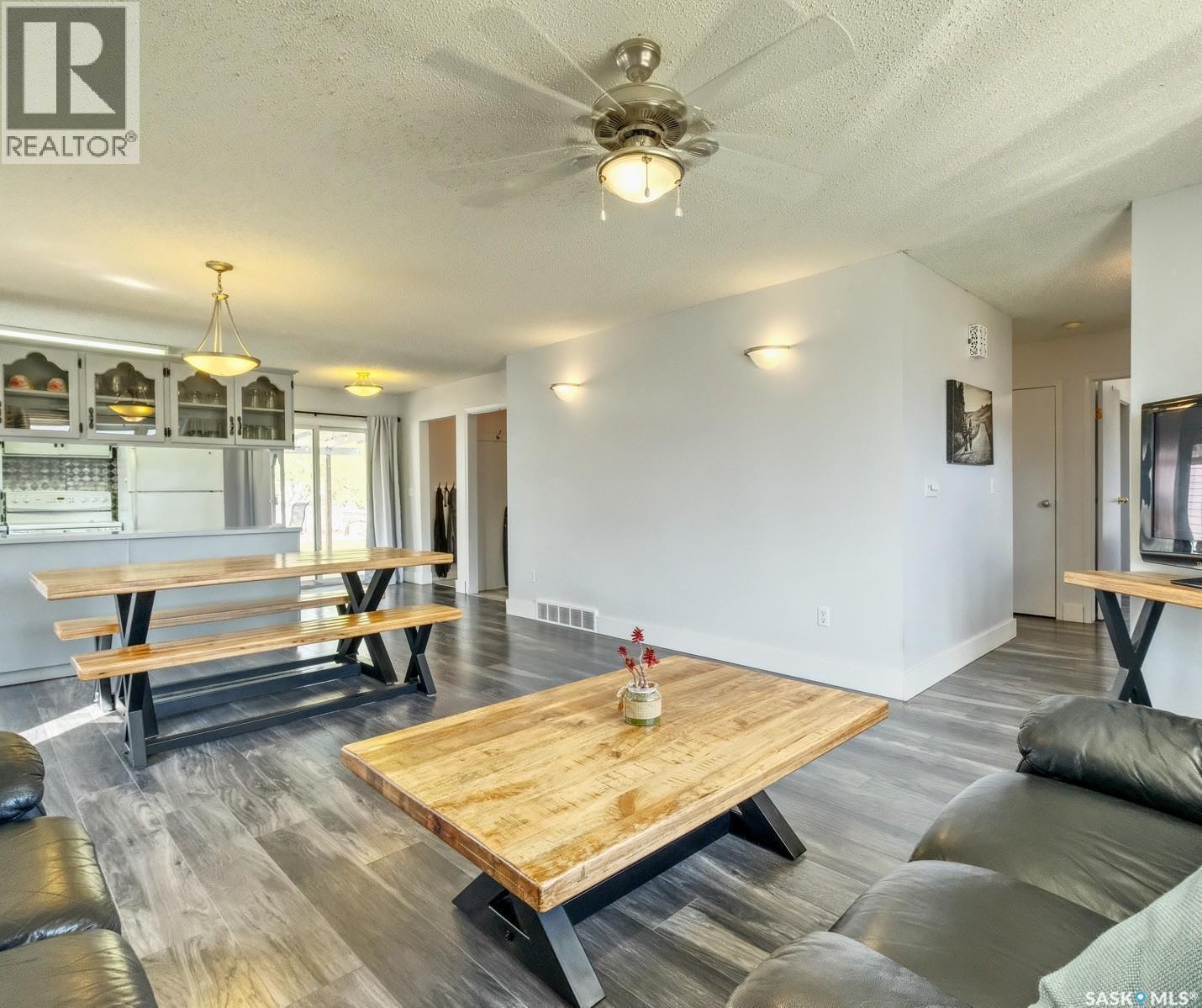 311 4Th Avenue E, Biggar, SK - Indoor Photo Showing Living Room