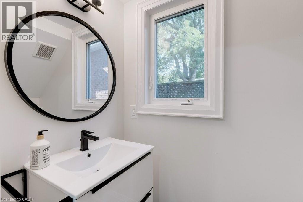 UNIT B - 38 East 16Th Street, Hamilton, ON - Indoor Photo Showing Bathroom