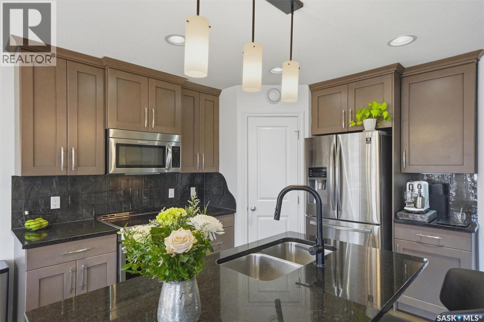 106 Wilkins Crescent, Saskatoon, SK - Indoor Photo Showing Kitchen With Double Sink With Upgraded Kitchen
