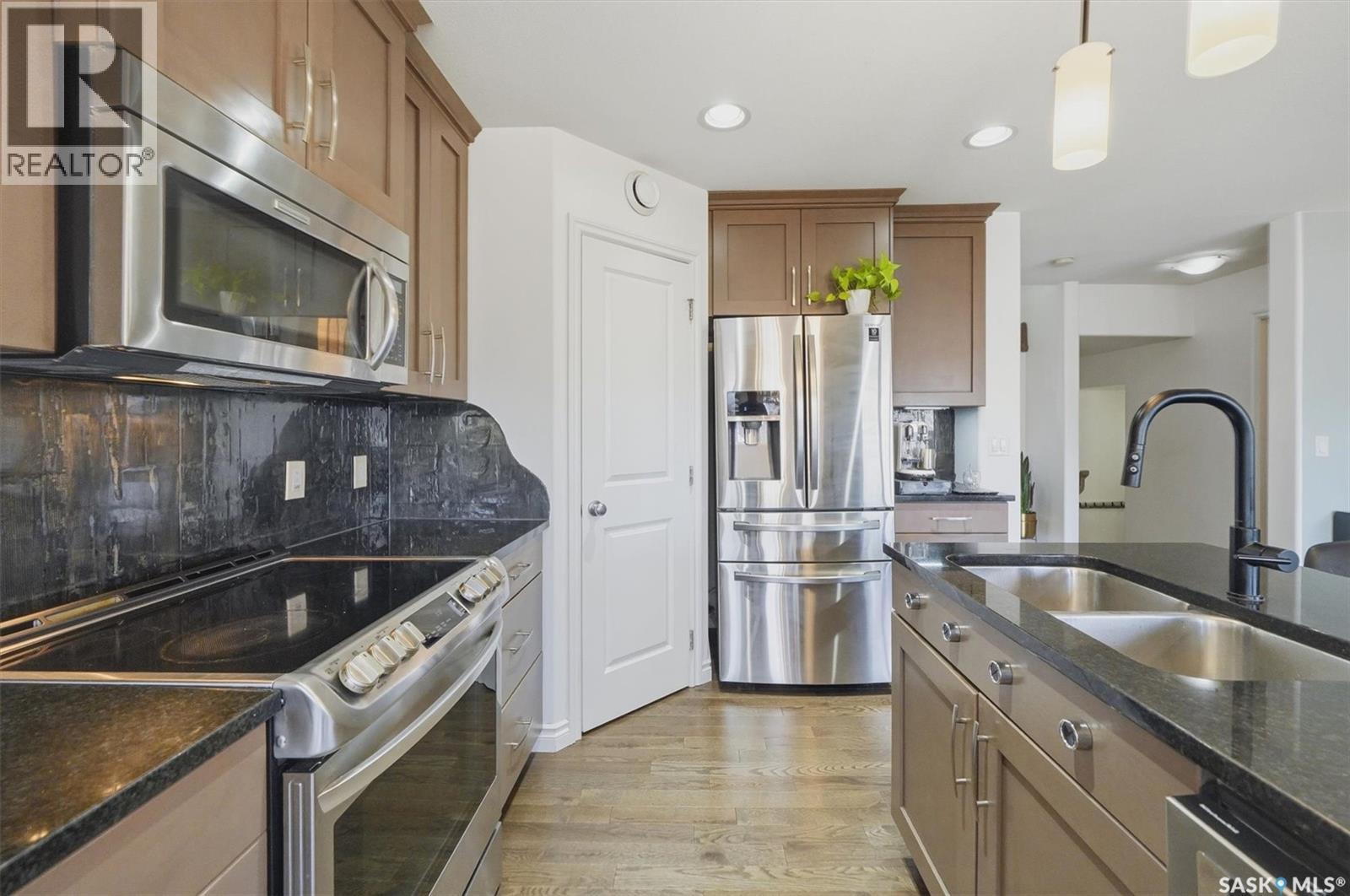 106 Wilkins Crescent, Saskatoon, SK - Indoor Photo Showing Kitchen With Double Sink With Upgraded Kitchen