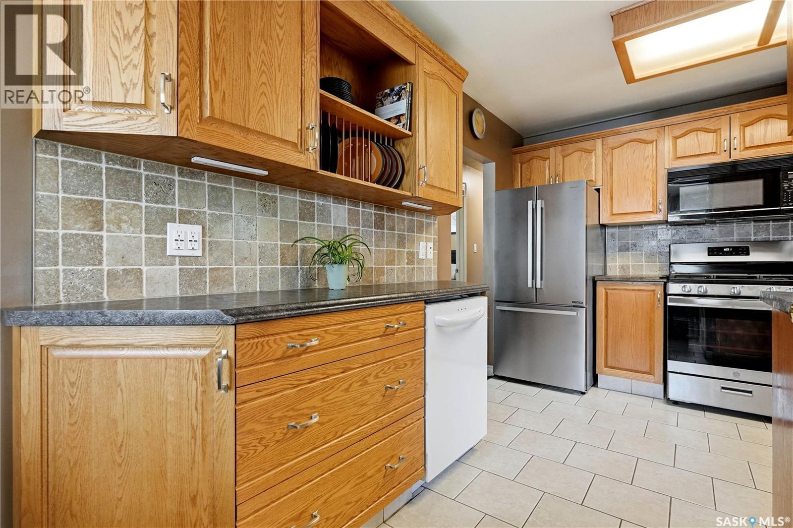 1120 Broadway Avenue E, Regina, SK - Indoor Photo Showing Kitchen
