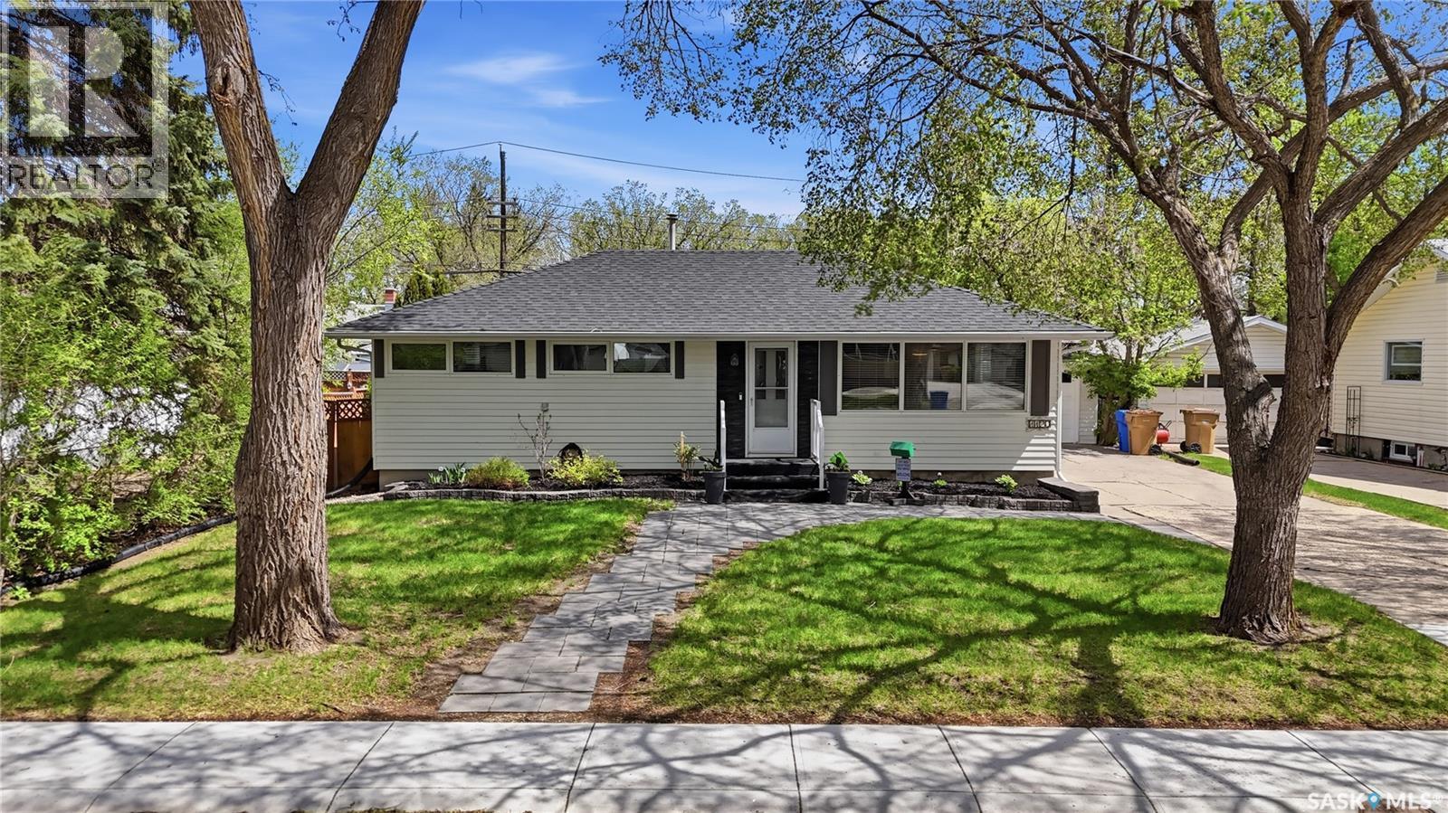 1120 Broadway Avenue E, Regina, SK - Outdoor