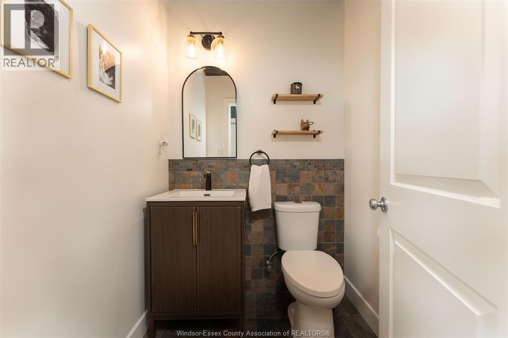 382 Barry, Tecumseh, ON - Indoor Photo Showing Bathroom