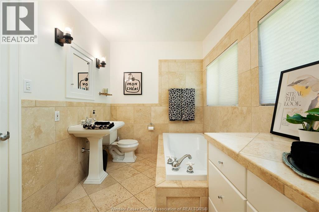 382 Barry, Tecumseh, ON - Indoor Photo Showing Bathroom