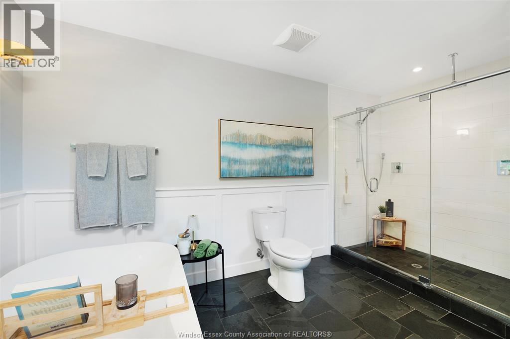 382 Barry, Tecumseh, ON - Indoor Photo Showing Bathroom