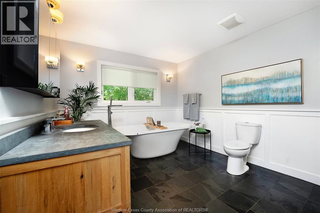 382 Barry, Tecumseh, ON - Indoor Photo Showing Bathroom