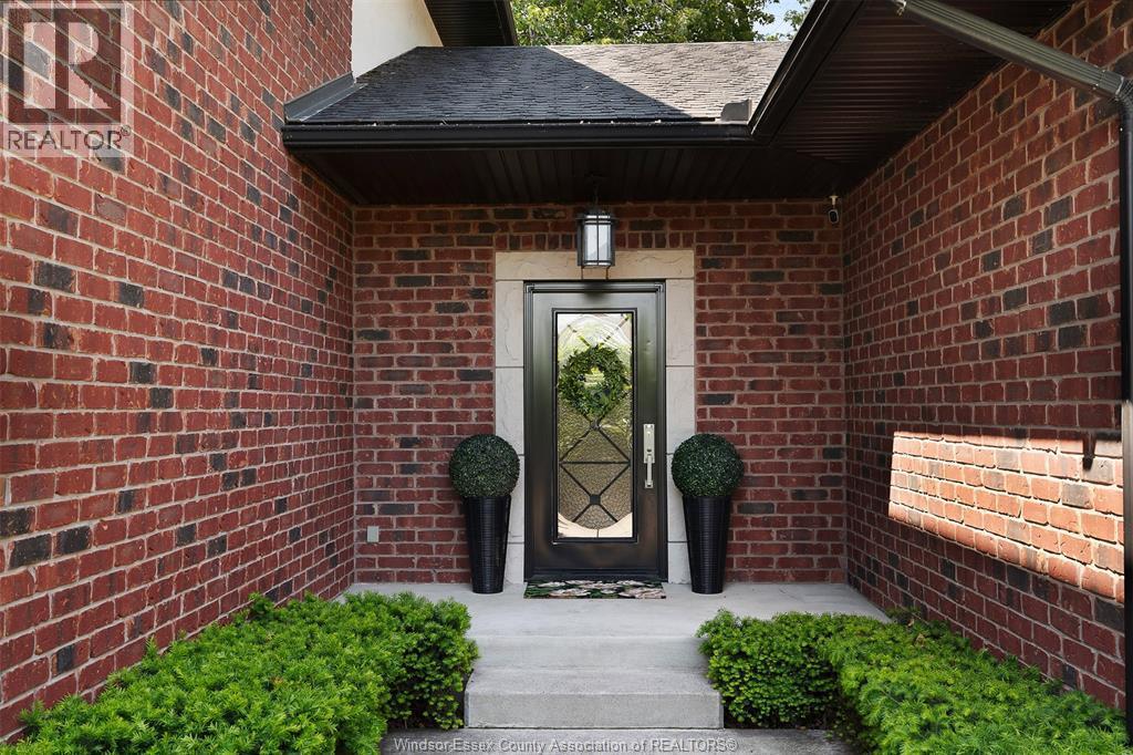 382 Barry, Tecumseh, ON - Outdoor With Exterior