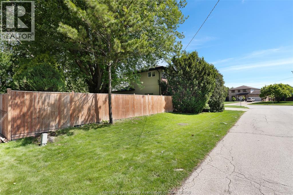 382 Barry, Tecumseh, ON - Outdoor