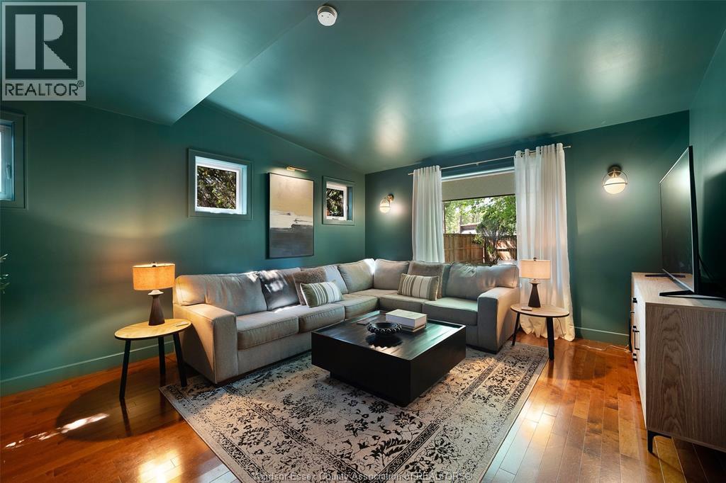 382 Barry, Tecumseh, ON - Indoor Photo Showing Living Room