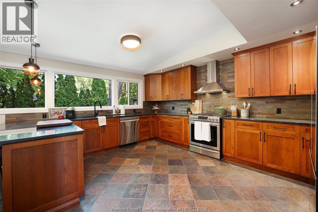 382 Barry, Tecumseh, ON - Indoor Photo Showing Kitchen